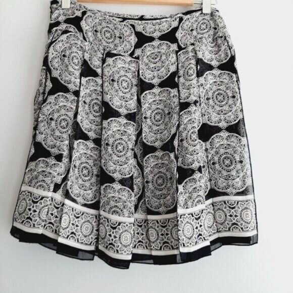 WHITE HOUSE BLACK MARKET 100% Silk Plisse Pleated Layered Skirt Sz 4 - Picture 7 of 8